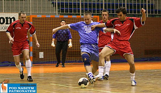 W starciu służb mundurowych strażnicy aresztu śledczego ulegli policjantom 3:1.