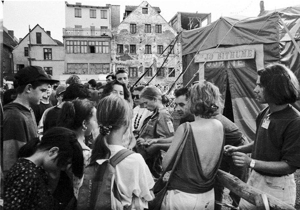 MFTU w lepszych czasach – lata 90. XX wieku i namiot cyrkowy Compagnie Jo Bithume z Francji. Dziś jest w tym miejscu znajduje się Pasaż Grodzki w budowie.