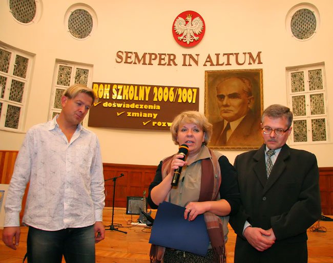 Jacek Ziobro prowadzi licytację obrazów. Obok Ala, autorka dzieła wylicytowanego za 350 zł.