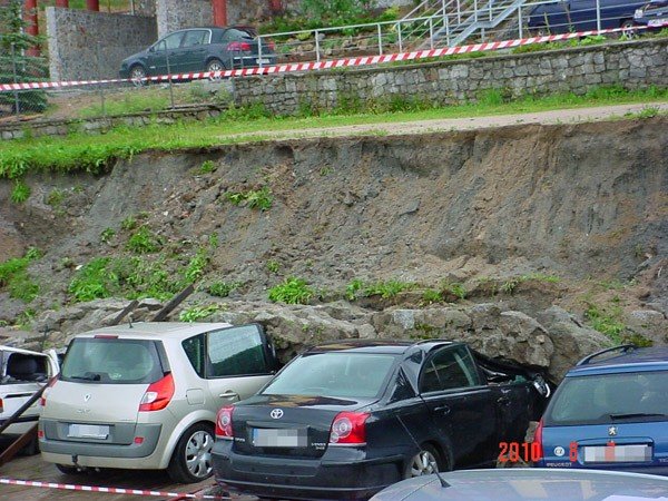 Właściciele przygniecionych aut w Szklarskiej Porębie mają spory problem. Na szczęście nikt tu nie ucierpiał.
