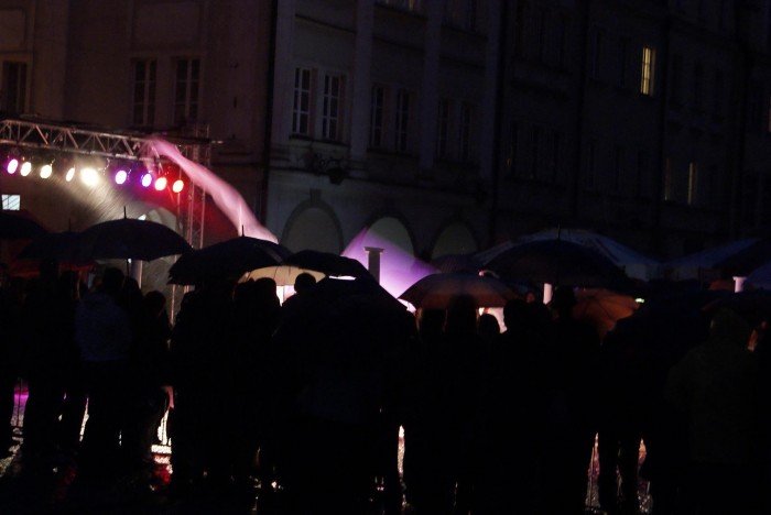Padający deszcz nie zniechęcił publiczności.