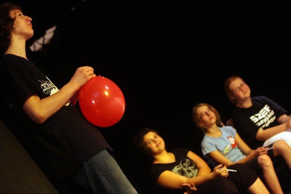 mdlenie-na-scenie-i-dialogi-balonow-29084