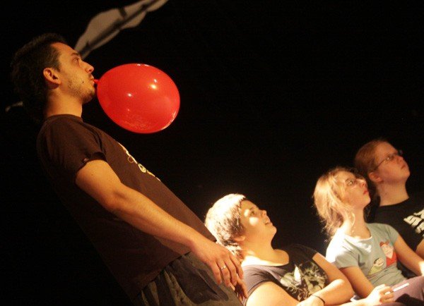 mdlenie-na-scenie-i-dialogi-balonow-29084