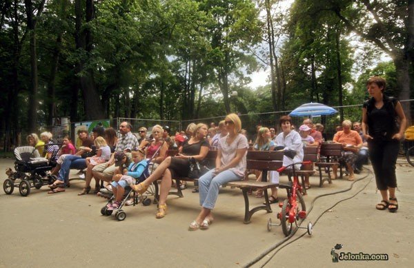 Ławeczki przed muszlą koncertową.