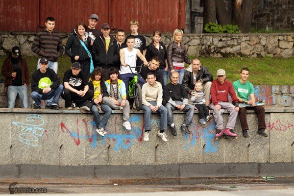 Wbrew pozorom młodym ludziom zależy na wizerunku miasta: na zdjęciu – młodzież protestuje przeciwko planom rozbiórki fontanny przy ulicy Wolności.