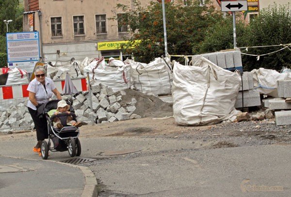 Pełen wyrw asfalt zostanie zastąpiony kostką brukową.
