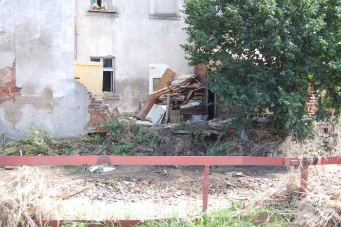 Na zdjęciach – Leśna: sprzątanie po powodzi