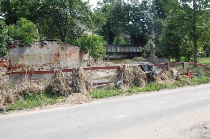 Na zdjęciach – Leśna: sprzątanie po powodzi