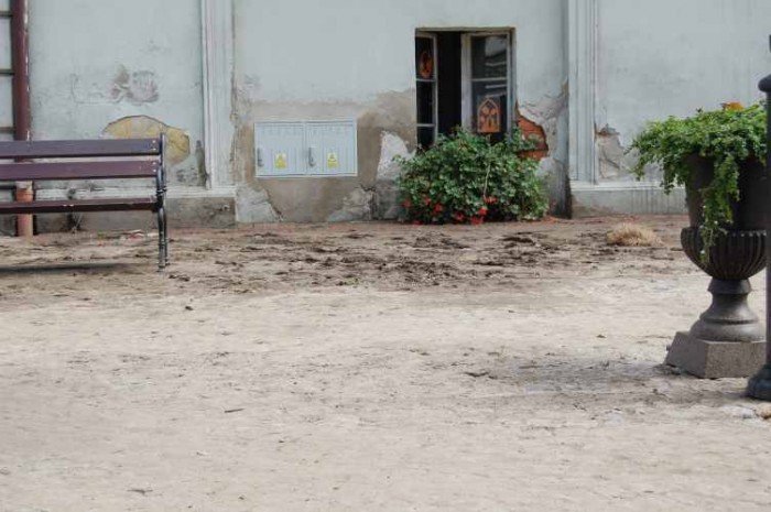 Na zdjęciach – Leśna: sprzątanie po powodzi