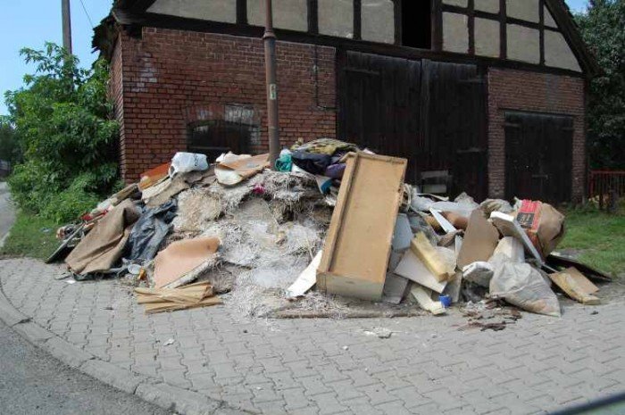 Na zdjęciach – Leśna: sprzątanie po powodzi.
