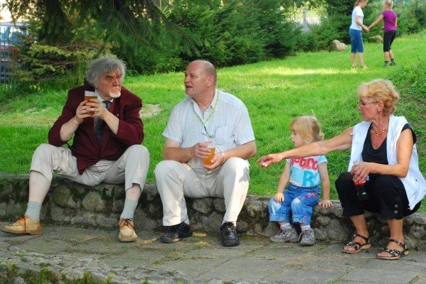 piknik-przy-dziurawej-skale-z-obrazem-w-tle-29205