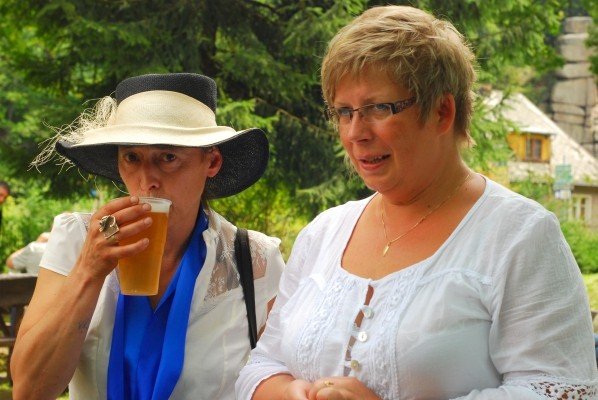 piknik-przy-dziurawej-skale-z-obrazem-w-tle-29205