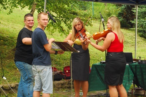 piknik-przy-dziurawej-skale-z-obrazem-w-tle-29205