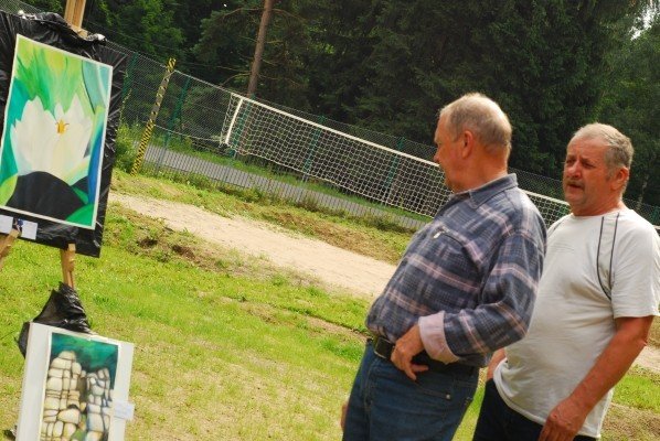 piknik-przy-dziurawej-skale-z-obrazem-w-tle-29205