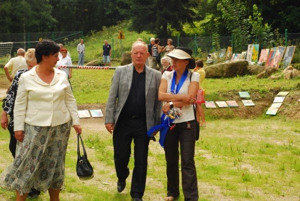 piknik-przy-dziurawej-skale-z-obrazem-w-tle-29205