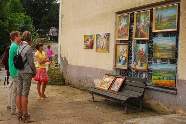 piknik-przy-dziurawej-skale-z-obrazem-w-tle-29205