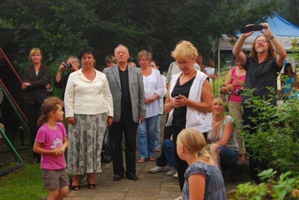 piknik-przy-dziurawej-skale-z-obrazem-w-tle-29205