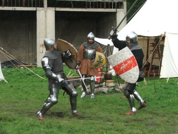 sredniowieczne-potyczki-o-wieze-i-niewiasty-29404