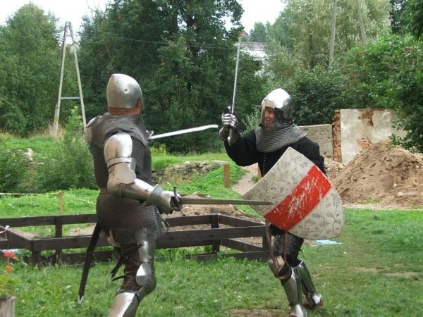 sredniowieczne-potyczki-o-wieze-i-niewiasty-29404