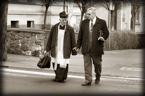 Dla księdza Stanisława najważniejszy był dialog z ludźmi. Zdjęcie z 2008 roku na ulicy Bankowej.
