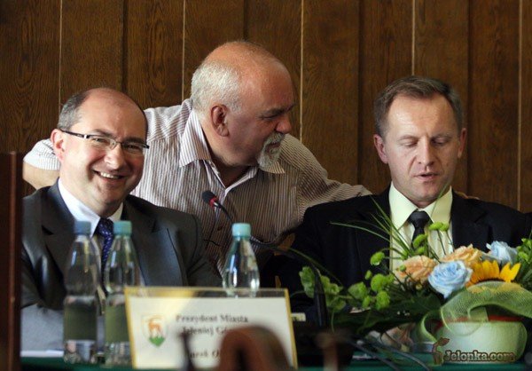 Na zdjęciu: ostatnia przedwacyjna sesja. Po dwóch miesiącach wolnego radni (Wiesław Tomera i przewodniczący Hubert Papaj) powinni przystąpić do pracy ze zdwojoną energią. Zwłaszcza że szef rajców w minioną sobotę zawarł 
