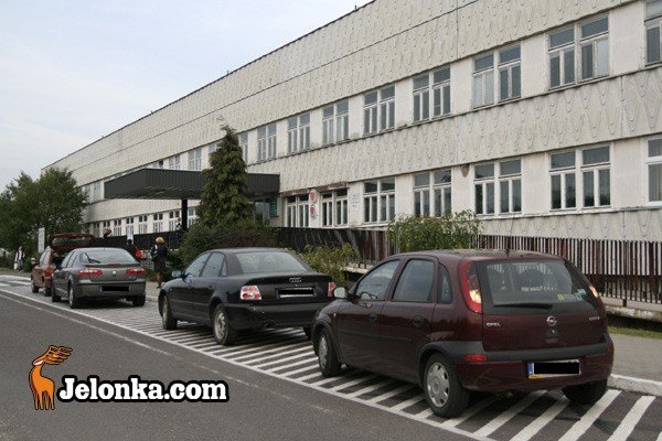 parkingowy-porzadek-przed-szpitalem-29578