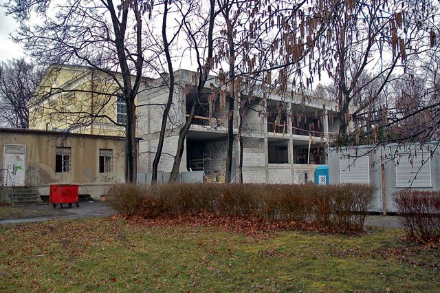 Póki co można mieć wątpliwości, czy klockowata przybudówka rzeczywiście będzie pasowała do reszty zabytku z XIX wieku.