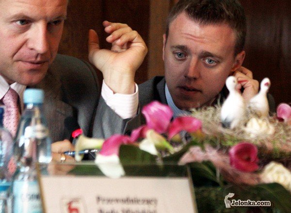 Hubert Papaj i Piotr Miedziński w prezydium rady miasta podczas wrześniowej sesji.