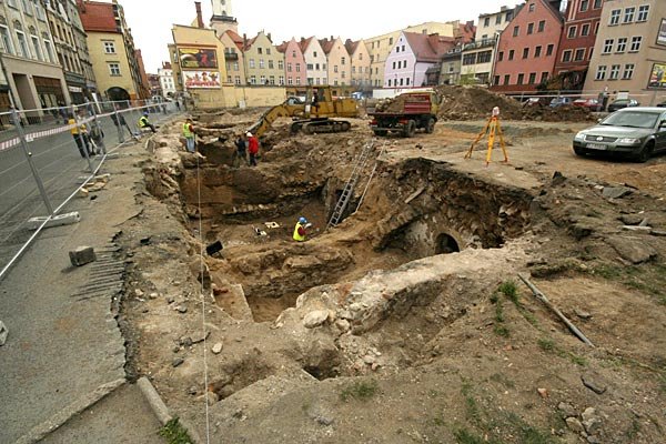 Na razie odsłonięto południową stronę placu przy ulicy Jasnej.