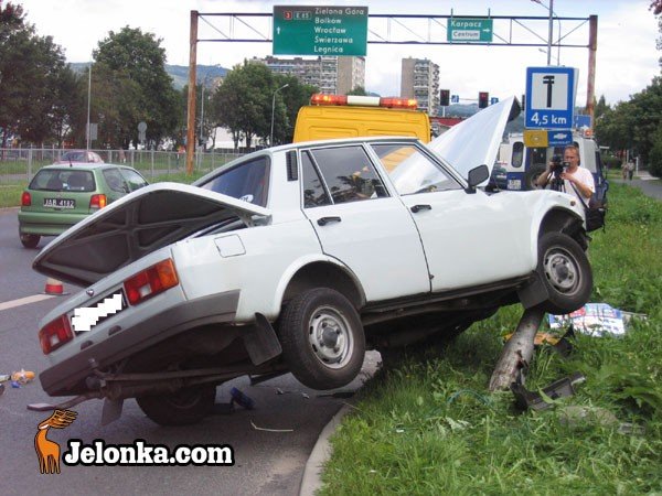 wygania-pszczoe-i-wjecha-w-latarnie-29742