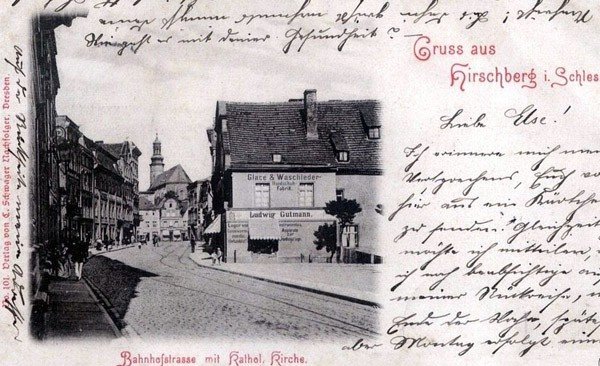 Na pocztówce sprzed 1904 roku – nie ma jeszcze Domu Towarowego Schuellera (Galeria Karkonoska). W tle widoczna niska zabudowa traktu śródmiejskiego, wyburzona przed 1910 rokiem.