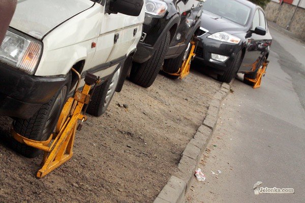 blokady-na-jeleniej-tuz-przy-parkingu-29805