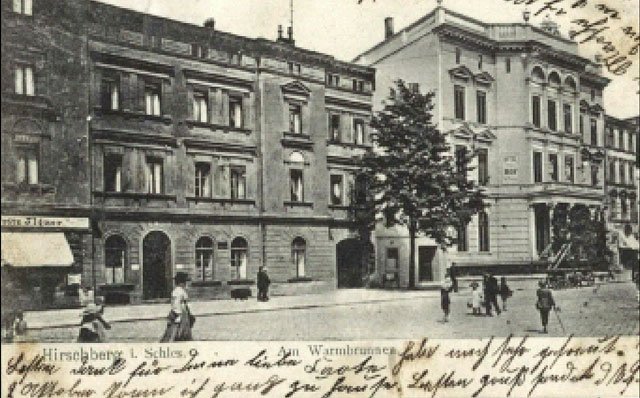 Warmbrunnerplatz (pl. Niepodległości). Ruch miejski na przełomie wieków. Widoczna po lewej stronie hotelu Pruski Dwór kamienica mieszczańska została obniżona o piętro jeszcze przez Niemców.