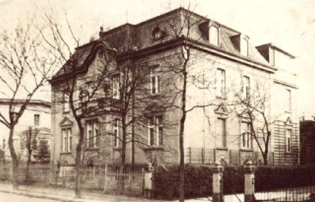 Jedna z rezydencji willowych w centrum Jeleniej Góry. Czy jest to ulica Grottgera (Bergstrasse)?