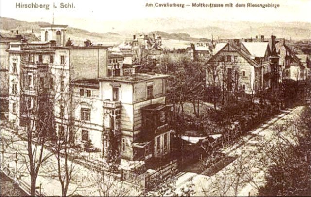 Moltkestrasse (Krasickiego) u stóp Wzgórza Kościuszki (Cavalierberg). Znalazły się tam zarówno rezydencje, jak i wielorodzinne kamienice mieszczańskie. Taki widok tego zakątka zachował się do dziś.