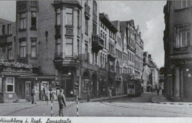 Wobec pełnej zabudowy śródmieścia (na fotografii ul. Długa, Langstrasse), zdecydowano się na ekspansję miasta w kierunku Cieplic.