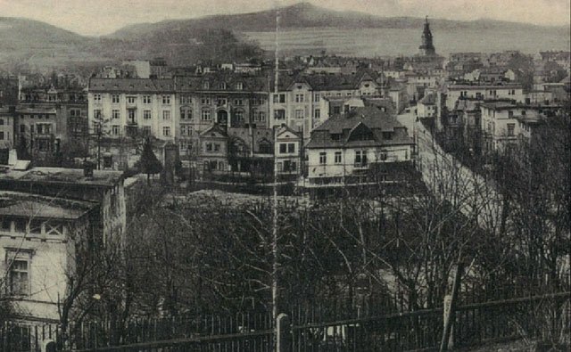Panorama miasta z Cavalierbergu. Widać zabudowę Wilhelmstrasse (Wojska Polskiego) oraz część rezydencji z ogrodami przy Seydlerstrasse (Chełmońskiego), na których w 1914 roku powstanie dzisiejsze Muzeum Karkonoskie.