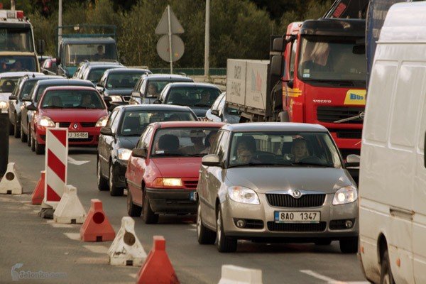 Budowa estakady nad najbardziej zatłoczonym skrzyżowaniem w Jeleniej Górze z pewnością rozwiązałaby problem korków.
