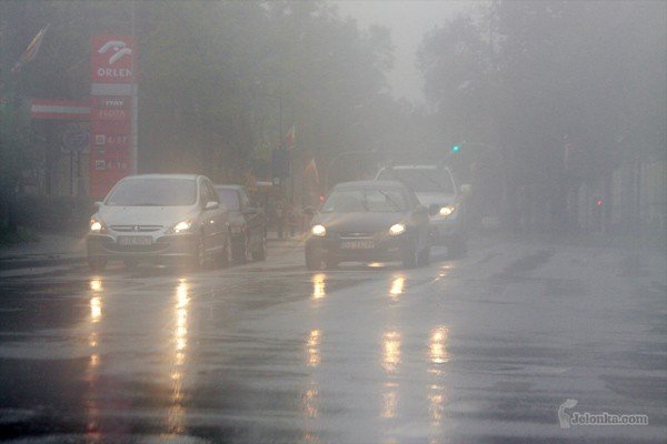 Wskutek opadów deszczu warunki na drogach są fatalne.