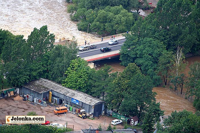 Tereny zalane przez Bóbr. W tle panorama osiedla Zabobrze.