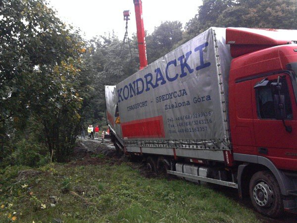 tir-zablokowa-przejazd-na-dwie-godziny-29957