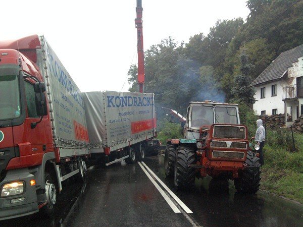 tir-zablokowa-przejazd-na-dwie-godziny-29957