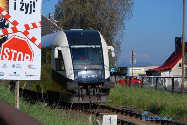 smierc-pod-pociagiem-na-przejezdzie-kolejowym-30037