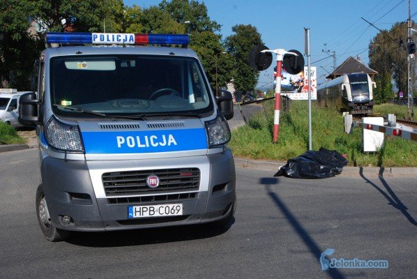 smierc-pod-pociagiem-na-przejezdzie-kolejowym-30037