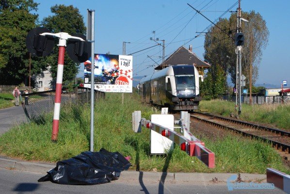 smierc-pod-pociagiem-na-przejezdzie-kolejowym-30037