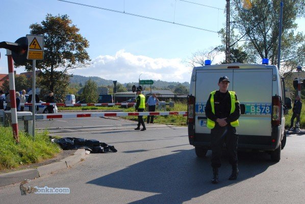 smierc-pod-pociagiem-na-przejezdzie-kolejowym-30037