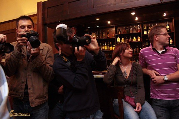 fotoruszenie-indyjska-pera-w-bocie-w-old-pubie-30103