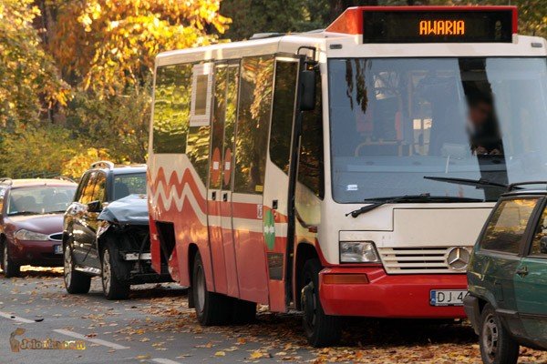 terenowka-w-autobus-na-zdradliwym-skrzyzowaniu-30182