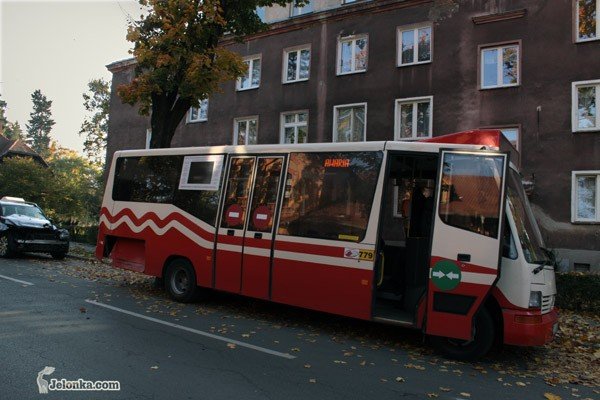 terenowka-w-autobus-na-zdradliwym-skrzyzowaniu-30182