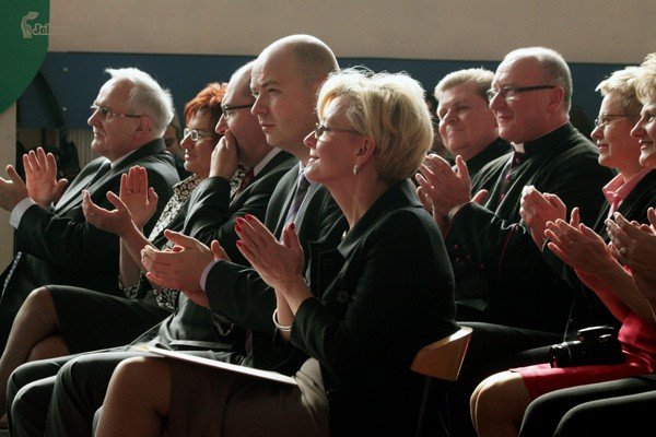 kwiaty-nagrody-zyczenia-w-dniu-edukacji-narodowej-30234